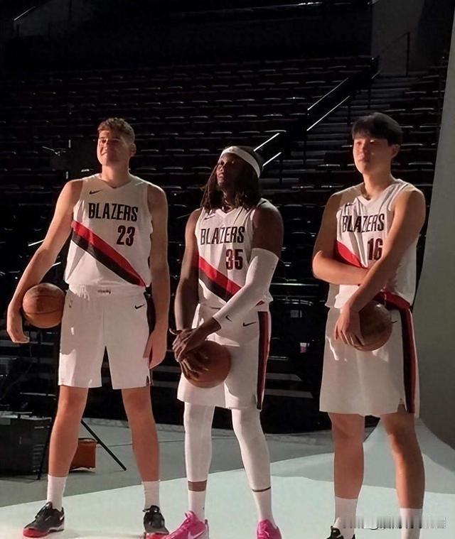 杨翰森和开拓者队另外3位中锋对比:小杨，8.6分钟，命中率29%，三分16%