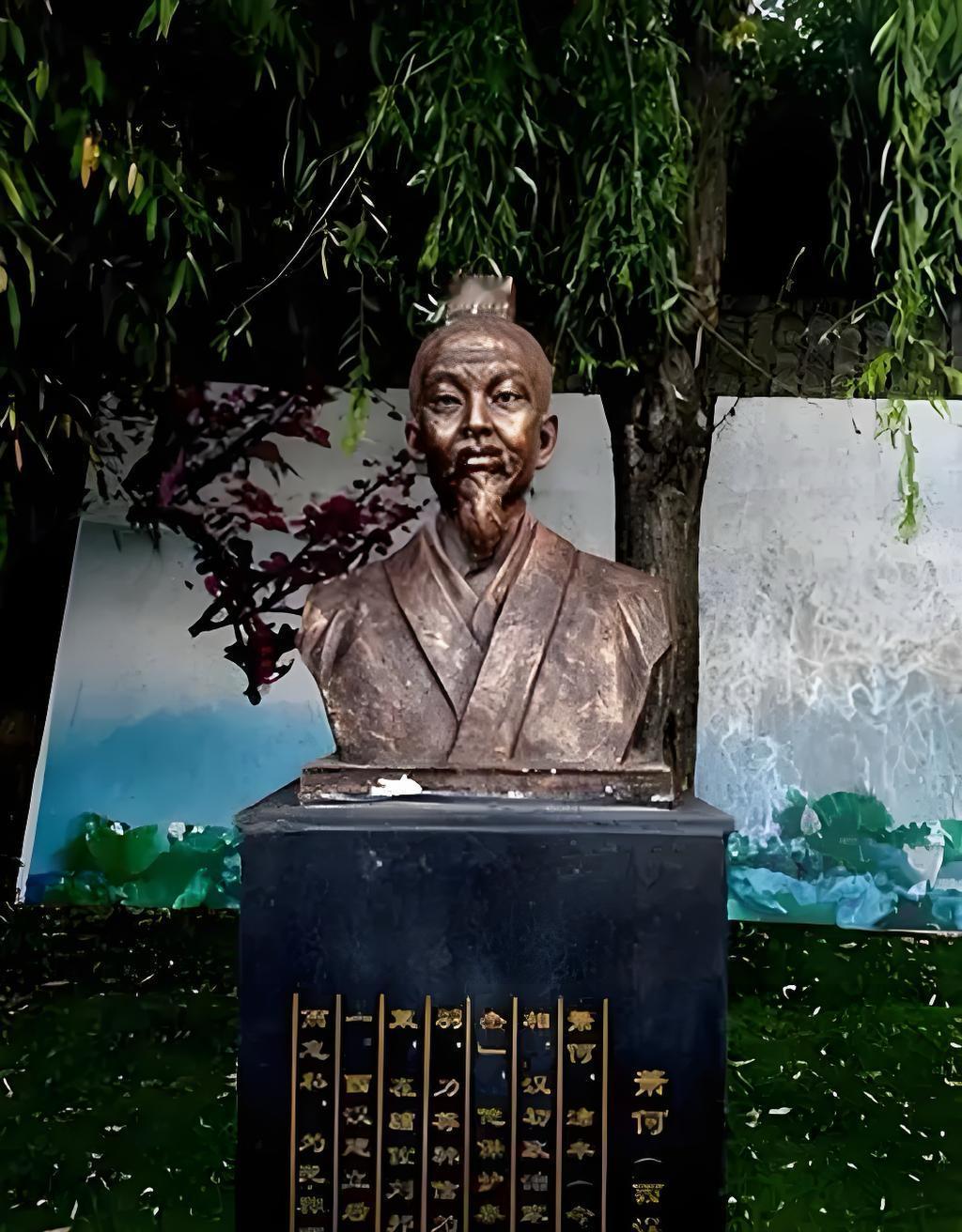 公元前202年，刘邦给功臣们分田封赏，别人不是良田就是美人，唯独给萧何拉来一车烂