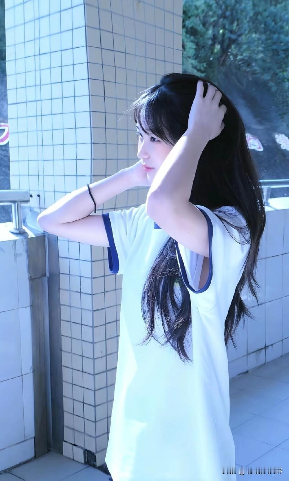 阳光洒落，少女轻抚秀发，青春气息扑面而来