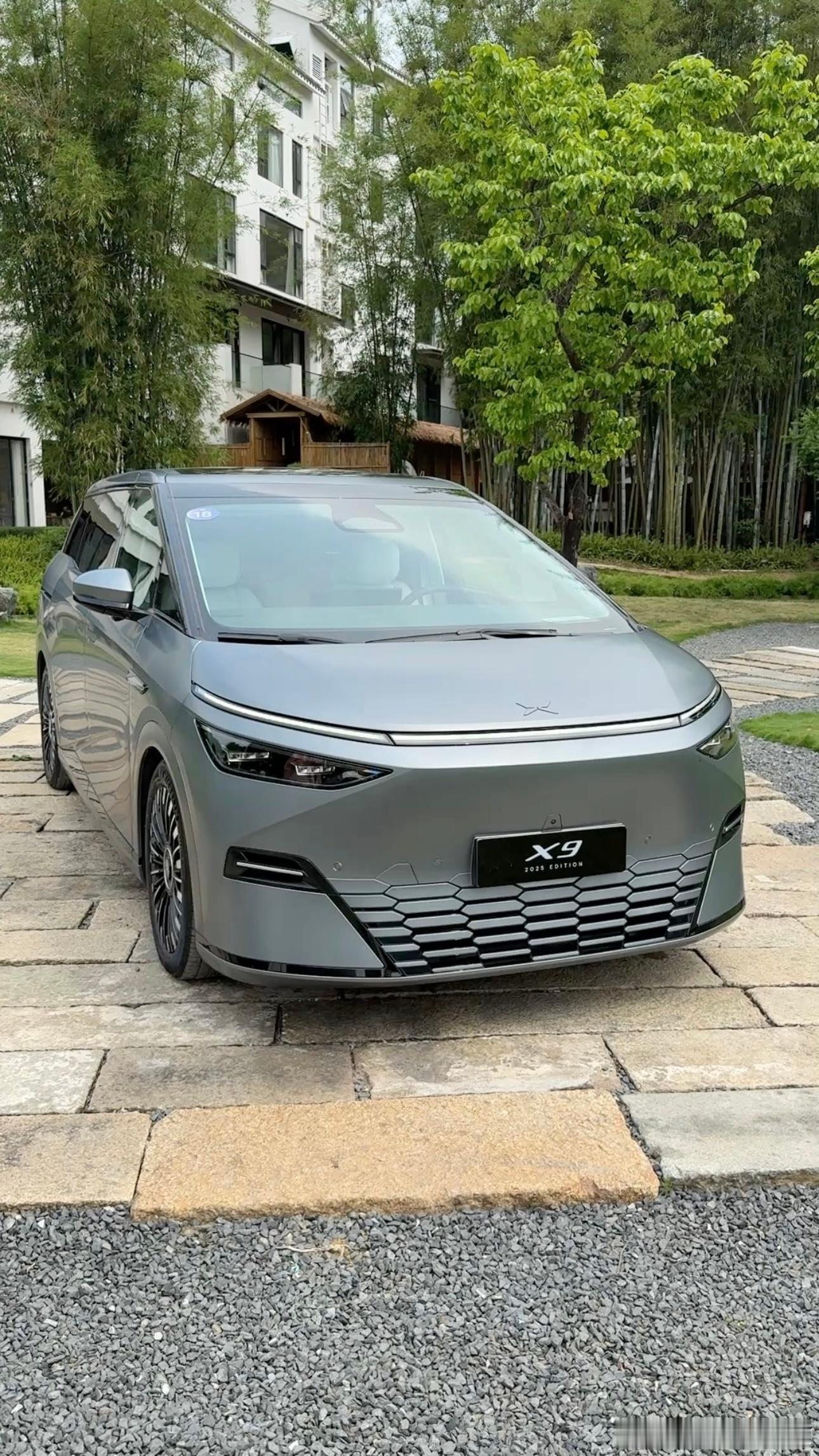 最近深度体验了2025款小鹏X9，作为第一代小鹏X9用户，真心觉得它把「实用主义