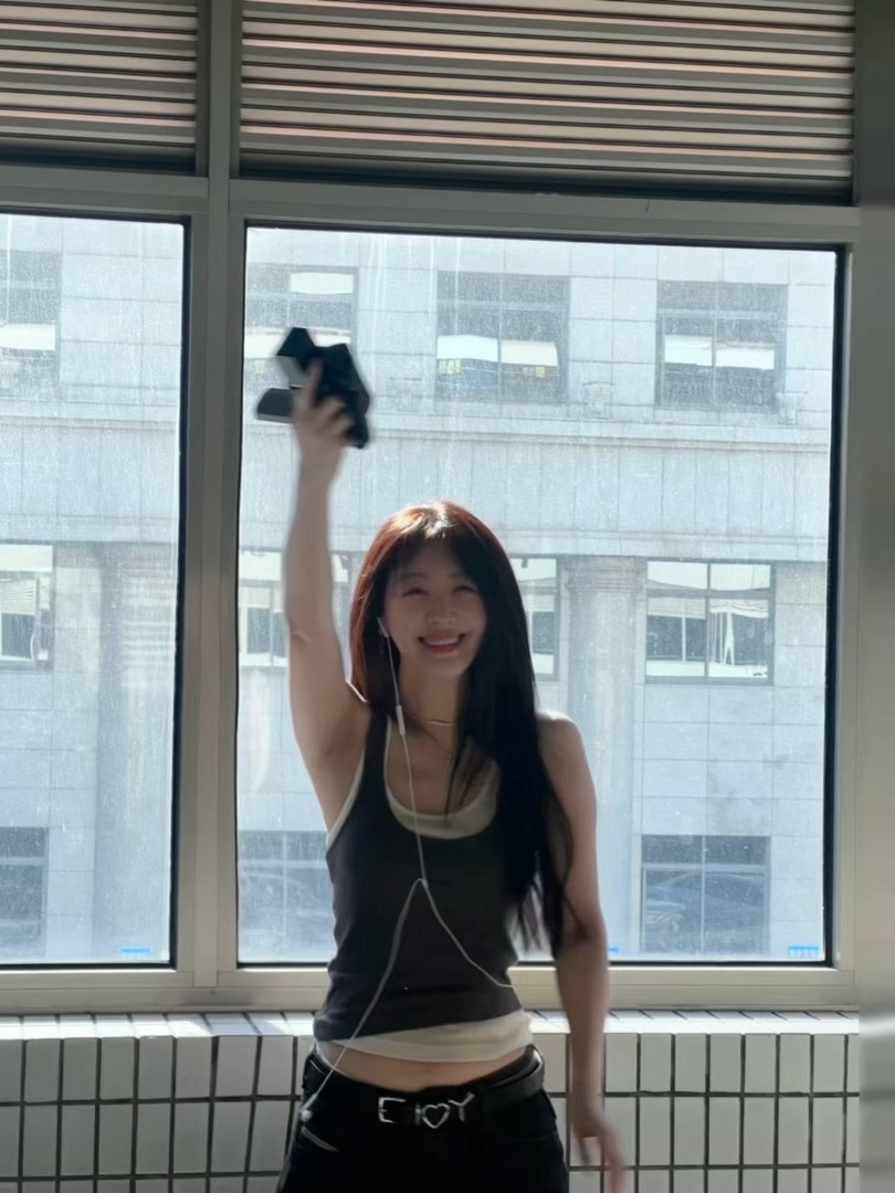 随性穿搭太圈粉了，照片里的李菲儿鲜活又松弛，一举一动都透着自然的生命力，没有丝毫