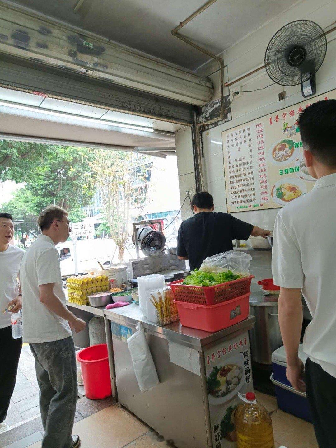 伊宝妈又和我得瑟，早饭吃普宁肠粉。她现在也认同我的观点：广东美食美味又健康，适合