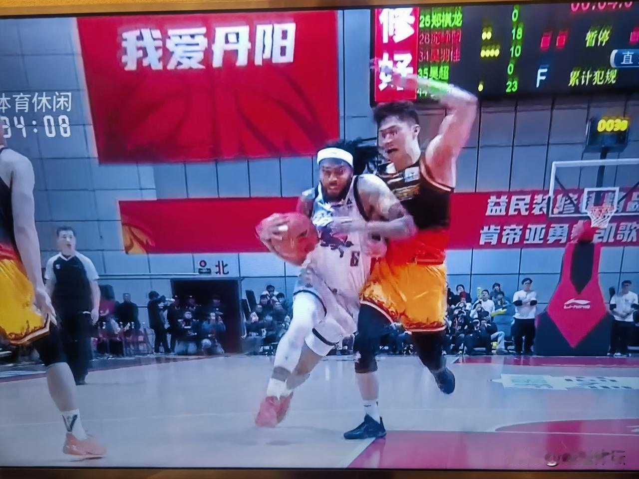 山东高速最后两分钟，为什么不排珀赛尔上场？这场比赛罕见的把克里斯留在场上，最后两