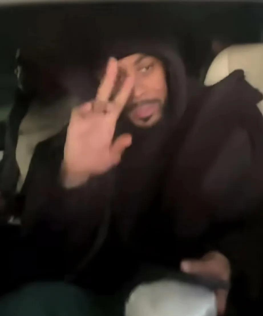 沈阳这天给莫兰德冻的说脏话了！近日，莫兰德训练结束后在车上给球迷签名，从球馆出