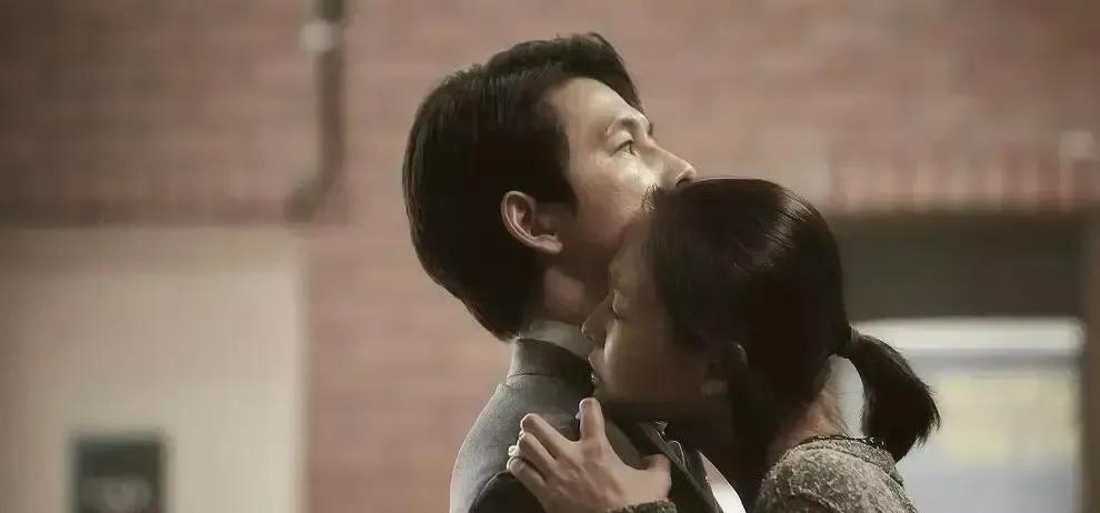 央视刚播完婚外情专题，数据扎眼。江苏法院说十年里因出轨离的从一成八涨到三成四，