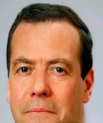 好家伙，桌子直接给掀了。梅德韦杰夫一嗓子，把全世界都喊愣了：没错，我们在跟美