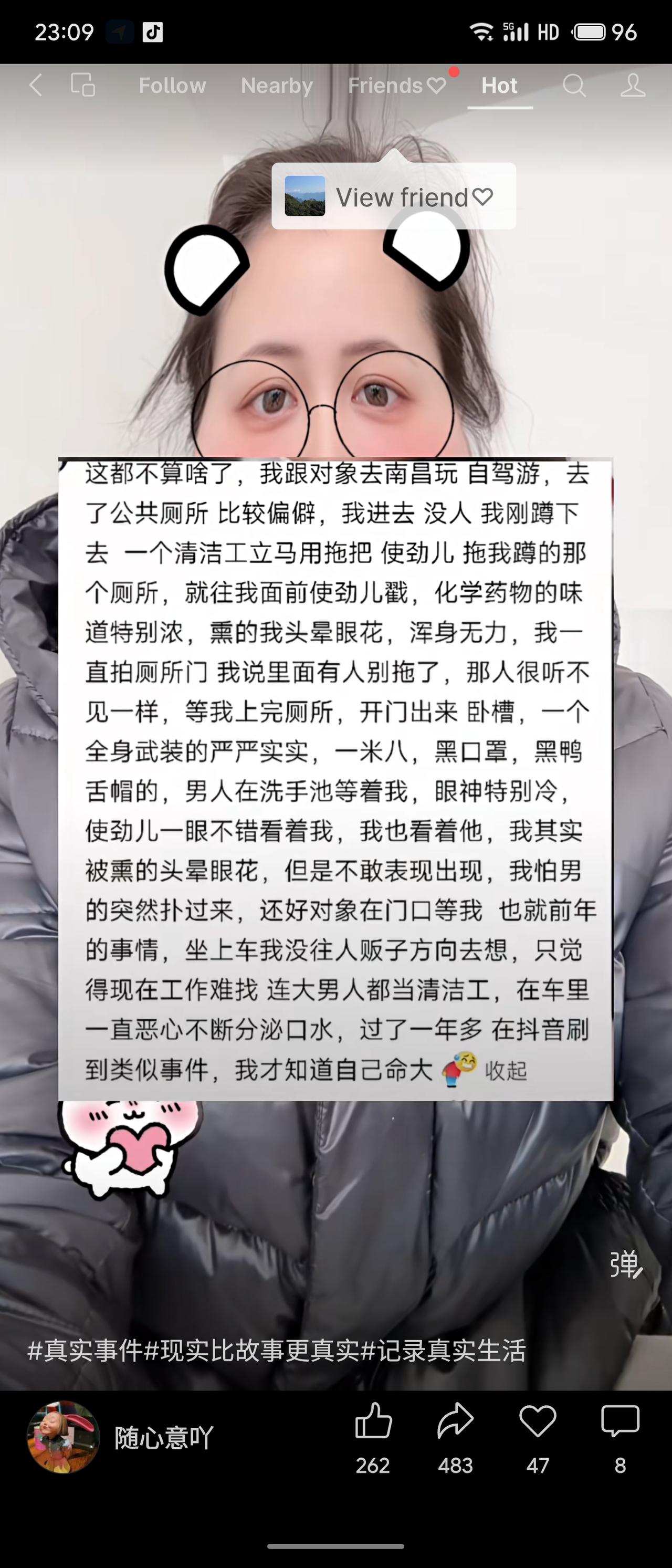 游客在南昌自驾游时，进入偏僻公厕。刚蹲下，清洁工便用拖把猛拖其隔间，刺鼻化学气味
