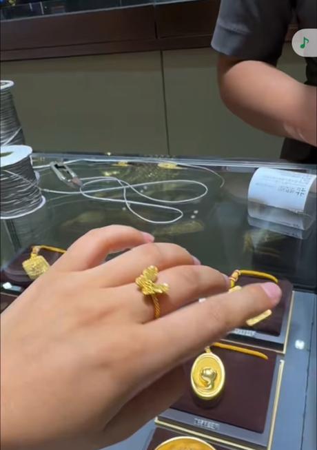 闺蜜第一天去卖黄金，结果被通知“店员必须买黄金戴着”……闺蜜也不是没有黄金首饰