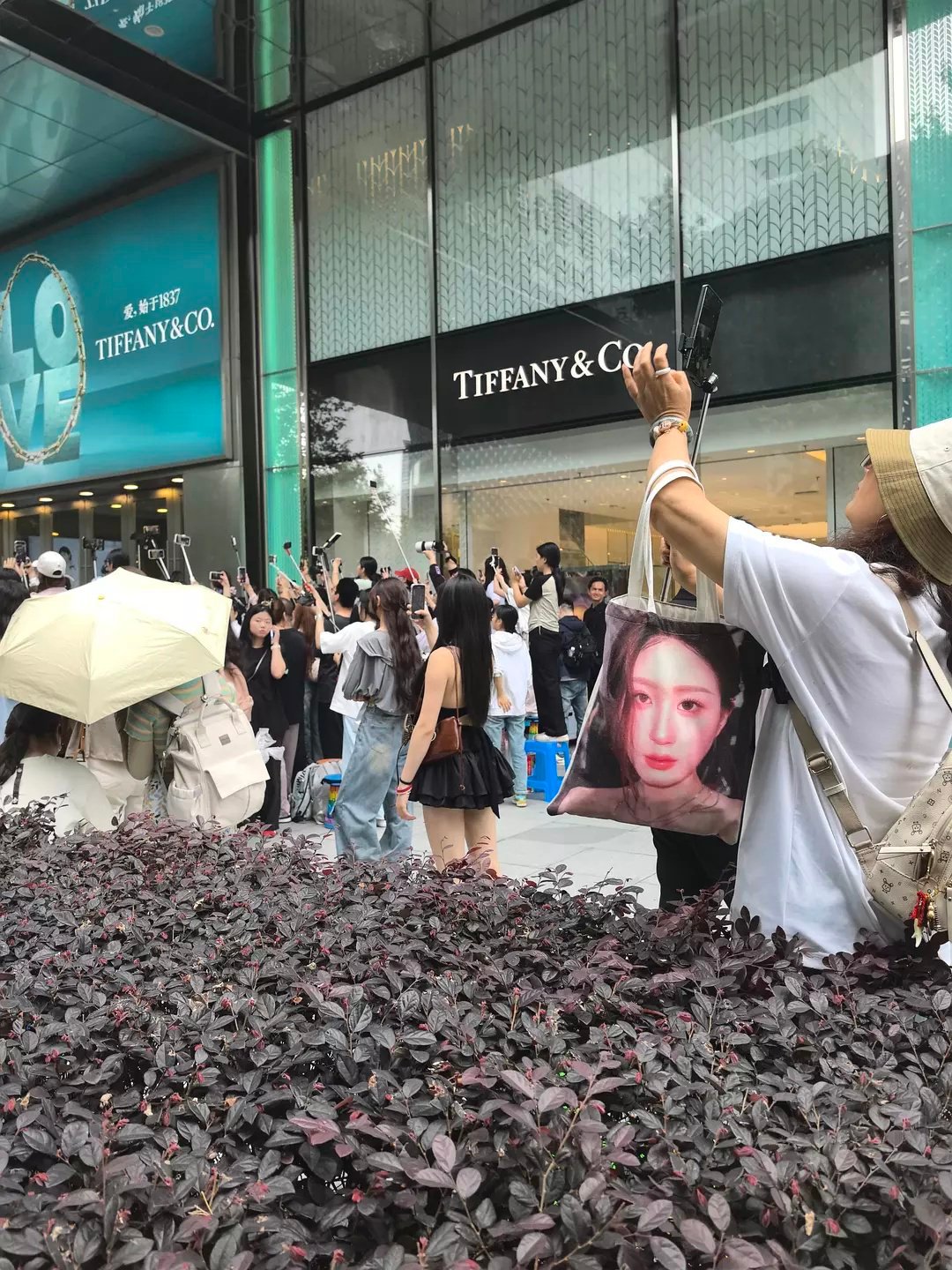 这是偶遇谁了，怎么这么多人围着​​​