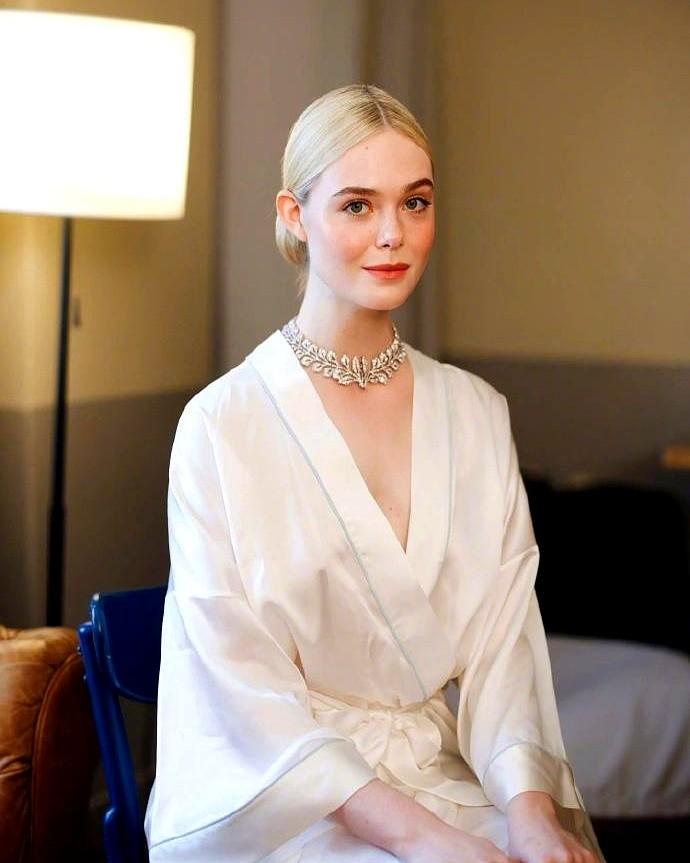 艾丽·范宁奥斯卡后台照火了，不是红毯公主裙，反而是她穿睡袍配天价钻石项链的备场l