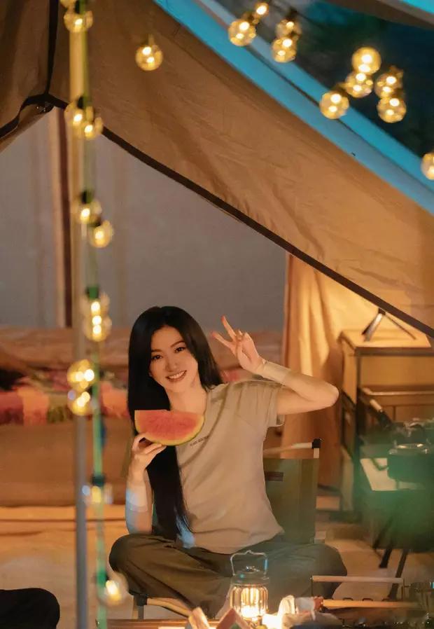 分享娱乐分享娱乐景甜更新露营美照！坐在帐篷旁吃西瓜比心少女感十足​​