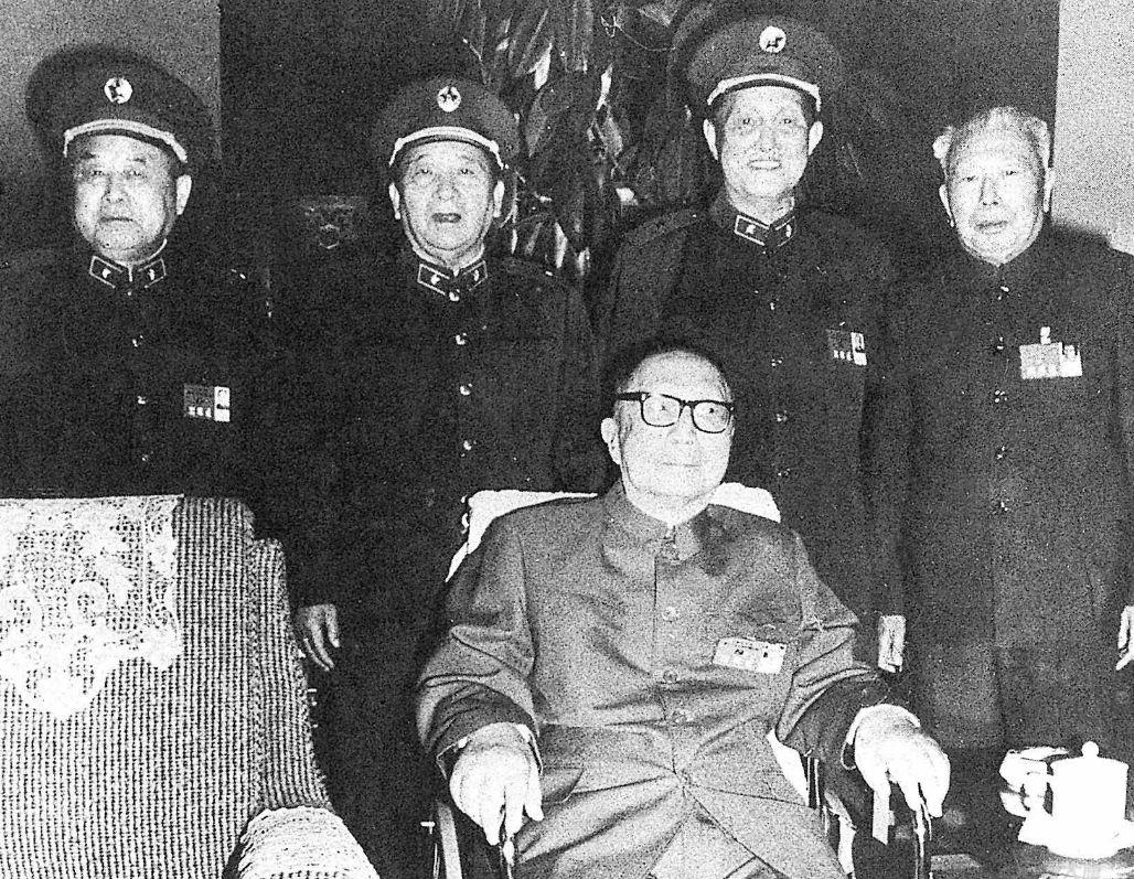 聂荣臻元帅身后的四位将军，在1955年时的军衔有少将，有中将，有上将，可是到了1