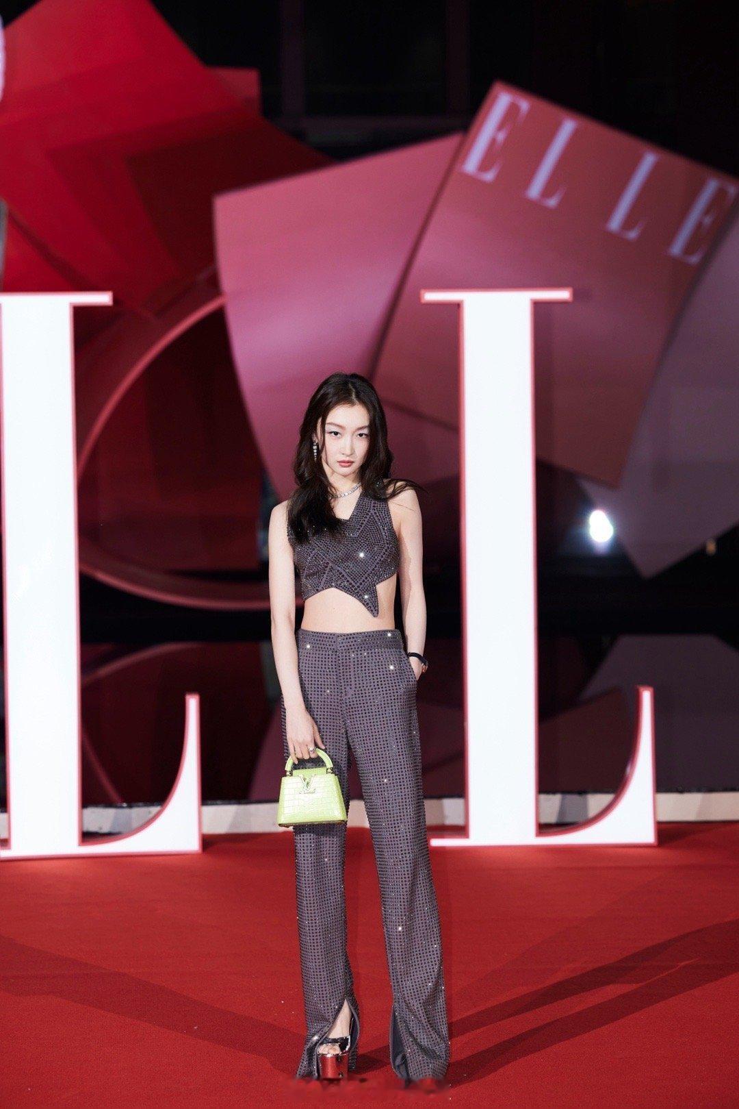 周冬雨曼妙姿态红毯造型写真