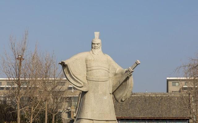 是男人就要学曹操。曹操一生15次大败，6次差点送命，可是曹操内心强大，在哪里跌倒