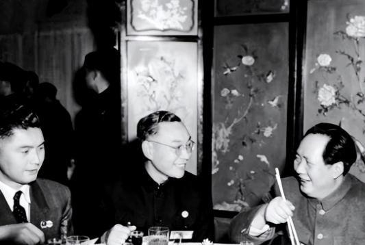 1957年上海选举副市长，毛主席嘱咐陈毅：你去上海给荣毅仁拉拉票。那么，毛主席为