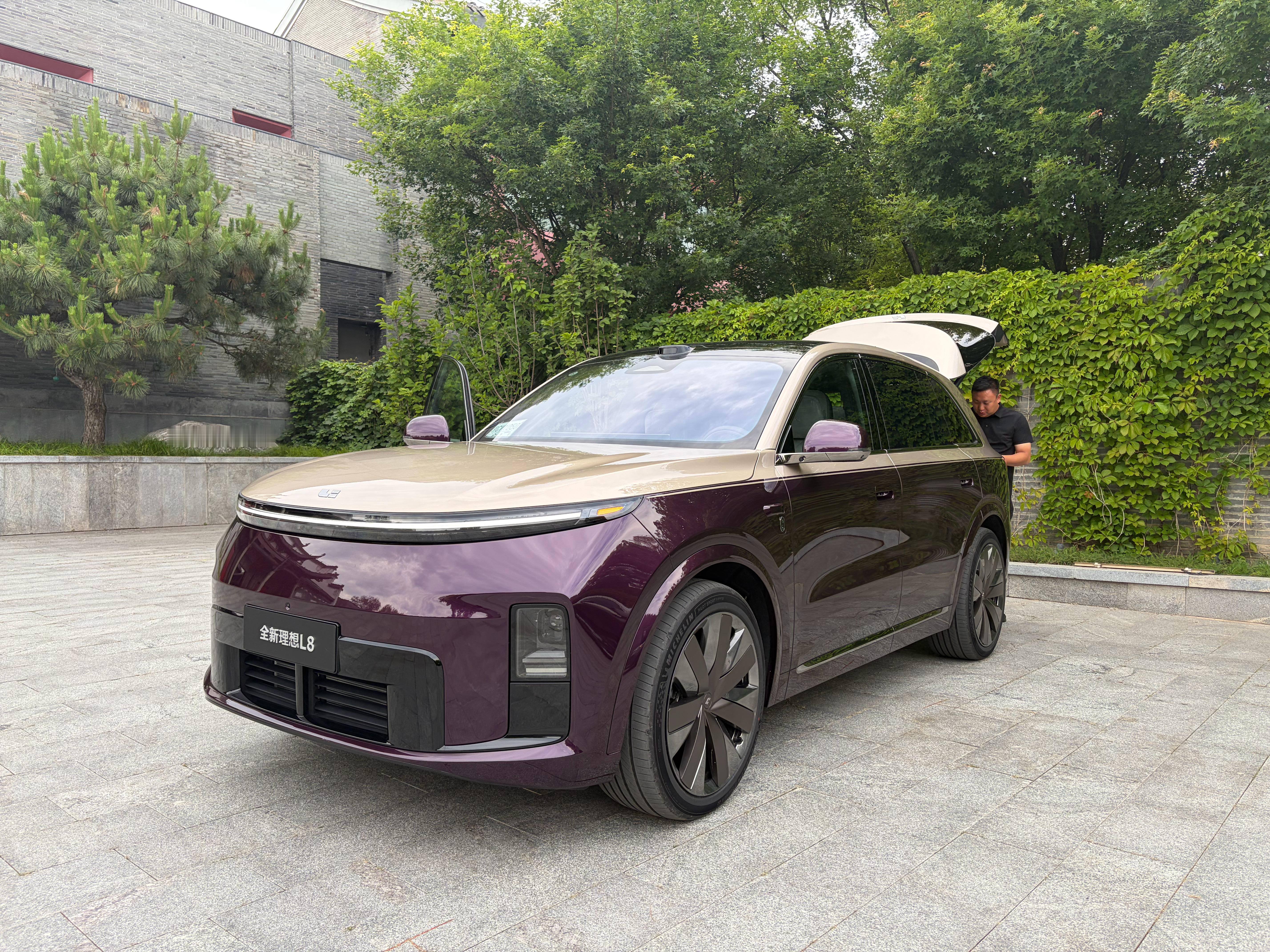 试完理想L8Livis，先说几个表面的情况1.跟新L9白车身后段完全不同，完