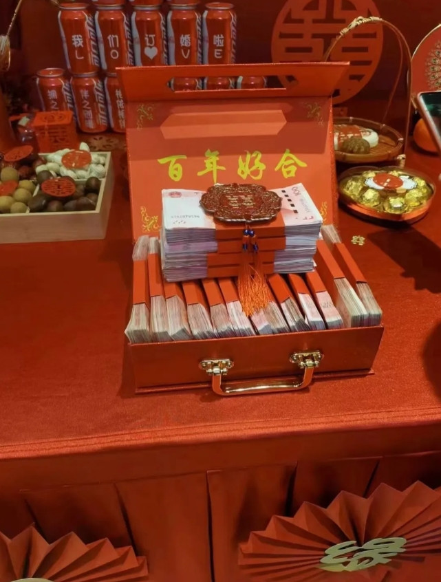 要命！18万的彩礼成老伴心病，闺女这马上要结婚了，男方昨天给送来18万彩礼，本来