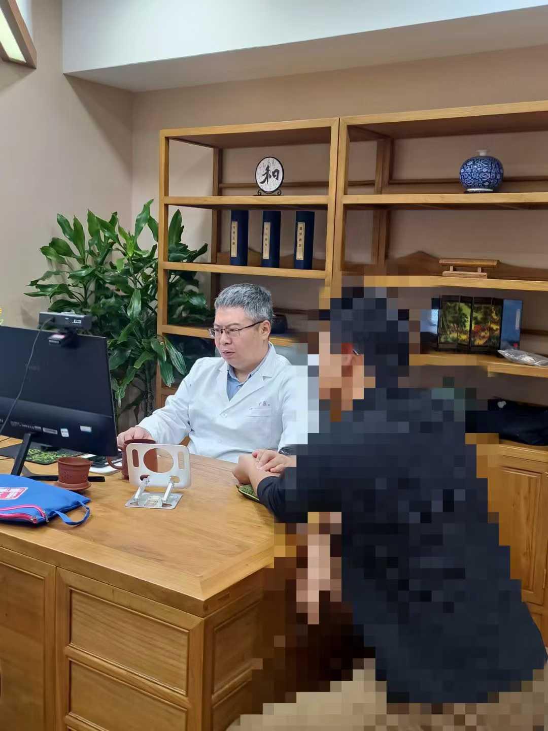 大家好，我是李大夫。之前接诊了一个小伙子，35岁，因脱发加重3个月来诊。他头