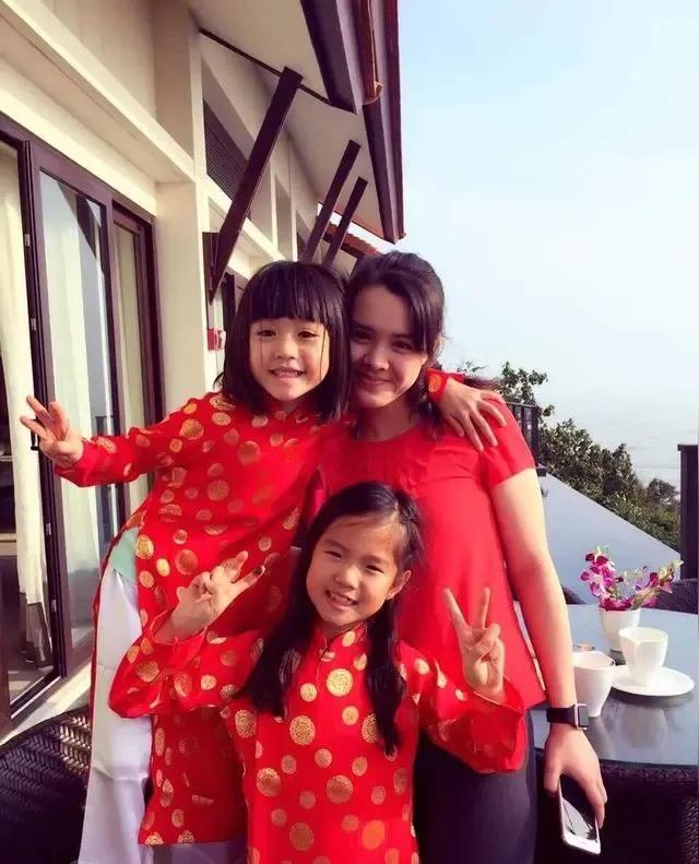 5月15日，钟丽缇携三个女儿拍“闺蜜大片”炸上热搜！她穿荧光绿露脐装扎高马尾，腰
