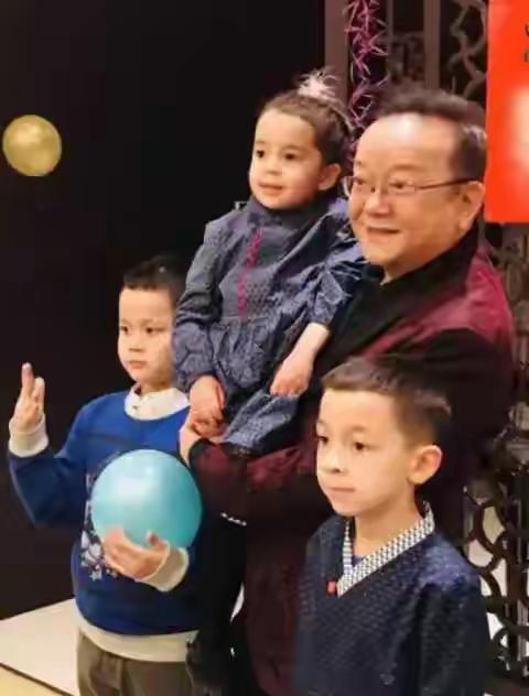 60岁王刚抱着1岁幼子笑得合不拢嘴，这画面谁看了不感慨？老艺术家的晚年生活真