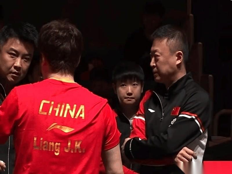 孙颖莎的眼睛，简直就是一台随身携带的顶配CT机。眼珠子那么滴溜溜一转，我敢说她