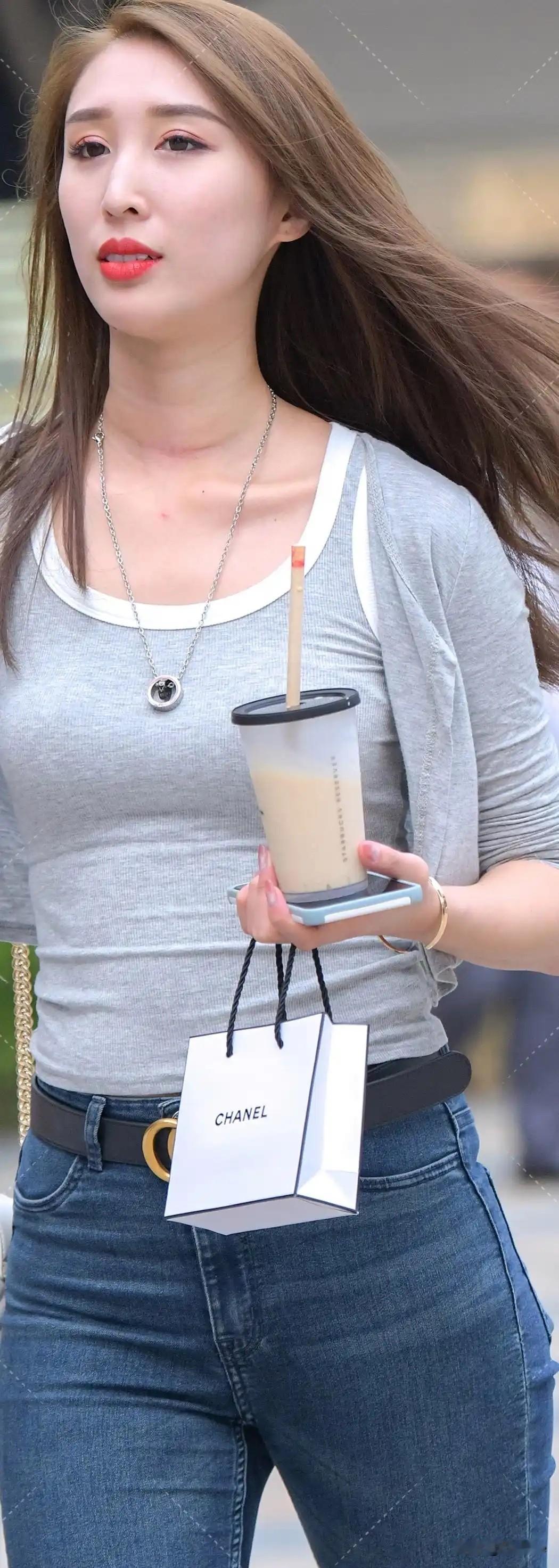 简约牛仔裤搭配灰色上衣，清新又时尚！