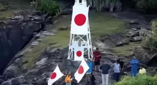 那座立在钓鱼岛上的破灯塔，高不过5.6米，太阳能板积满盐霜和鸟粪，晃了快半个世纪