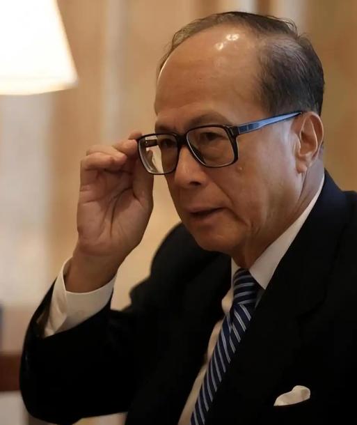 李嘉诚的长江集团召开会议时透露了一个令人震惊的消息，李泽钜在会上表示，他们目前控
