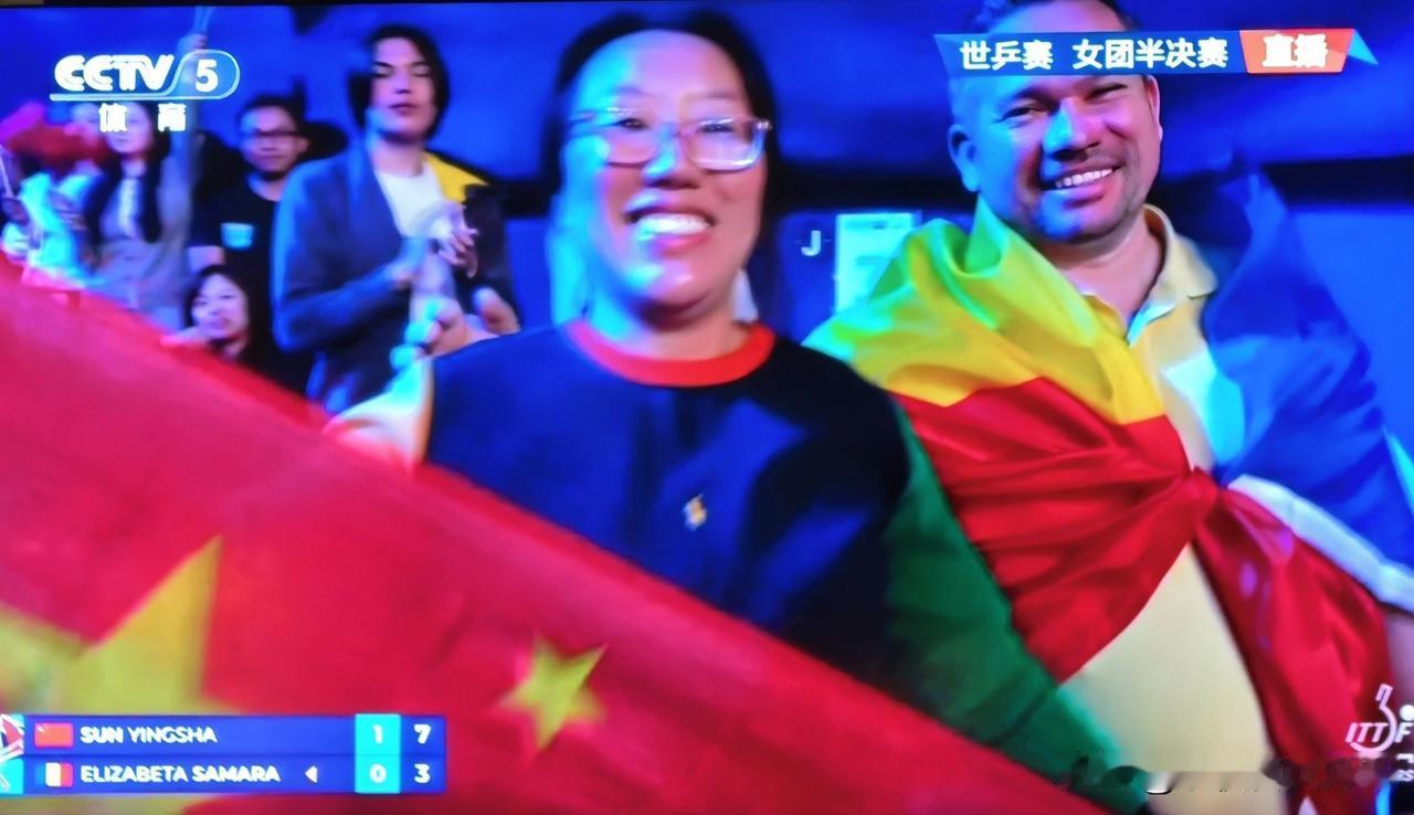 这才叫“友谊第一比赛第二”！两国运动员在场上比赛两国球迷在场下互不相让开始