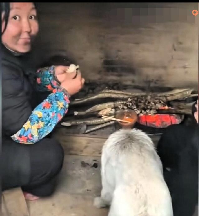 贵州一男子进厨房撞见名场面，姑姑带侄儿蹲吃烤红薯，俩人嘴上都沾着一圈黑印，活脱脱