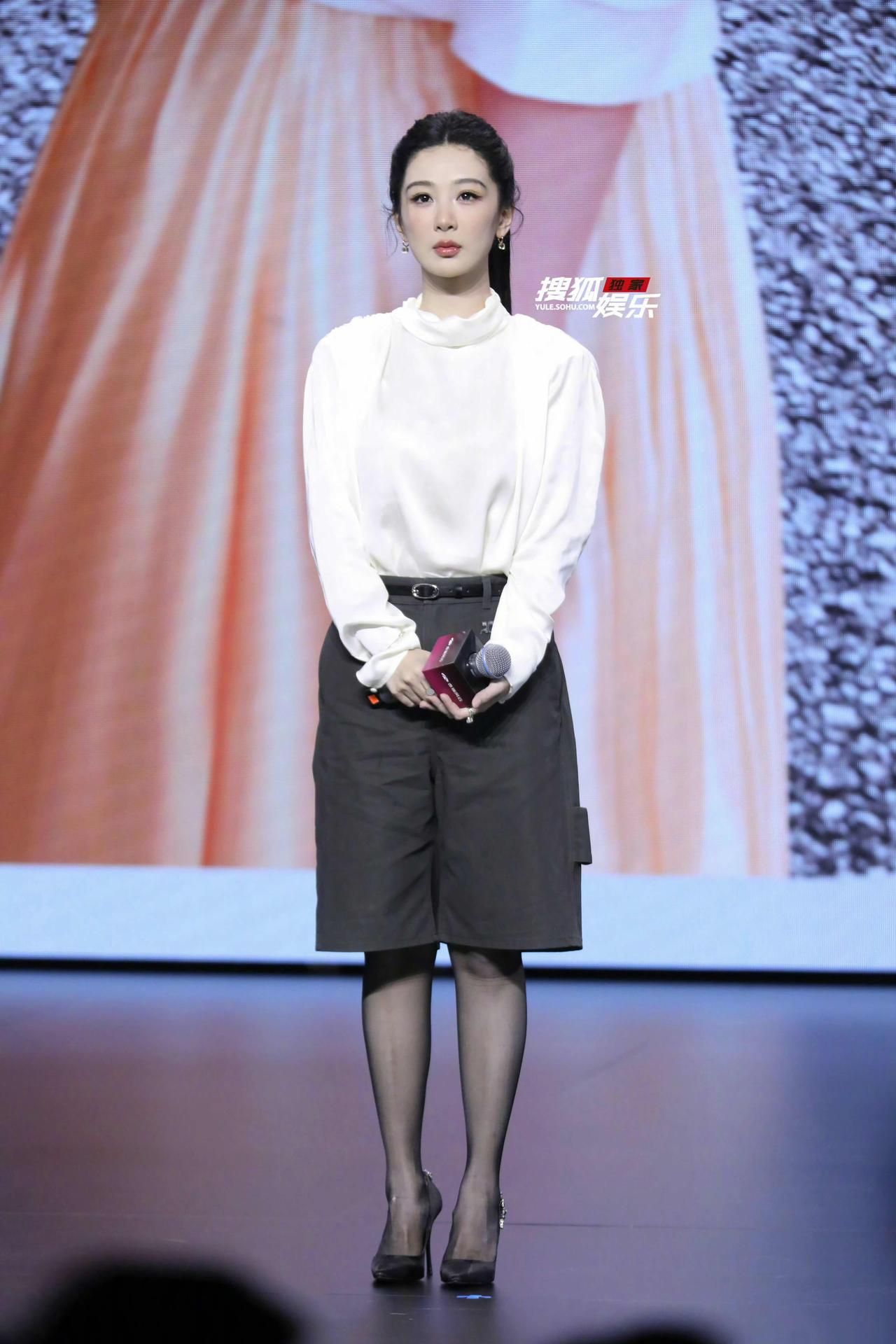 杨紫白衬衫，黑色工装短裤，黑丝搭配高跟鞋，高知女性