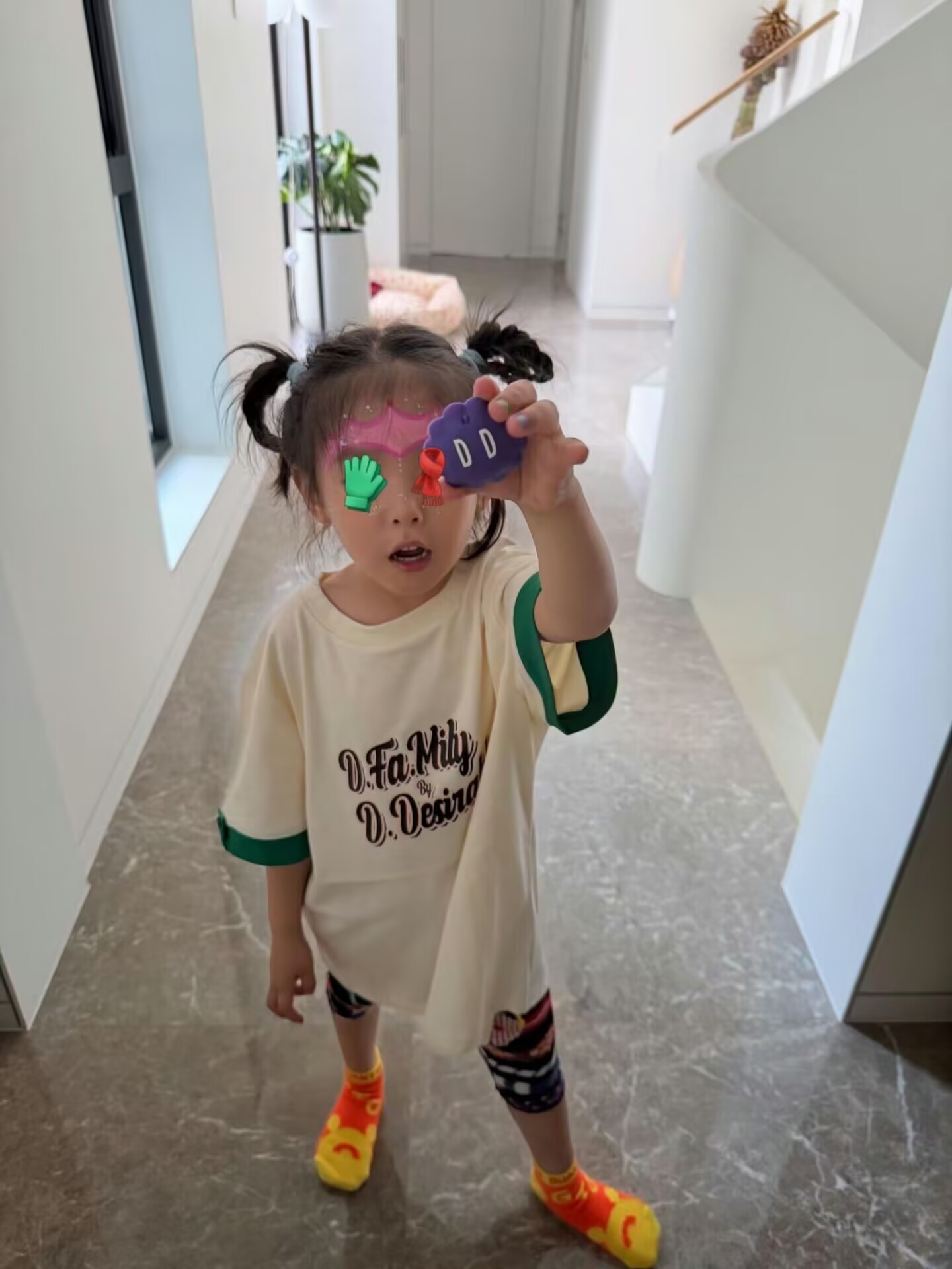 王鹤棣对朋友的好，全在行动里了，说寄几件衣服结果寄了六十多件，连人家闺女都是他亲