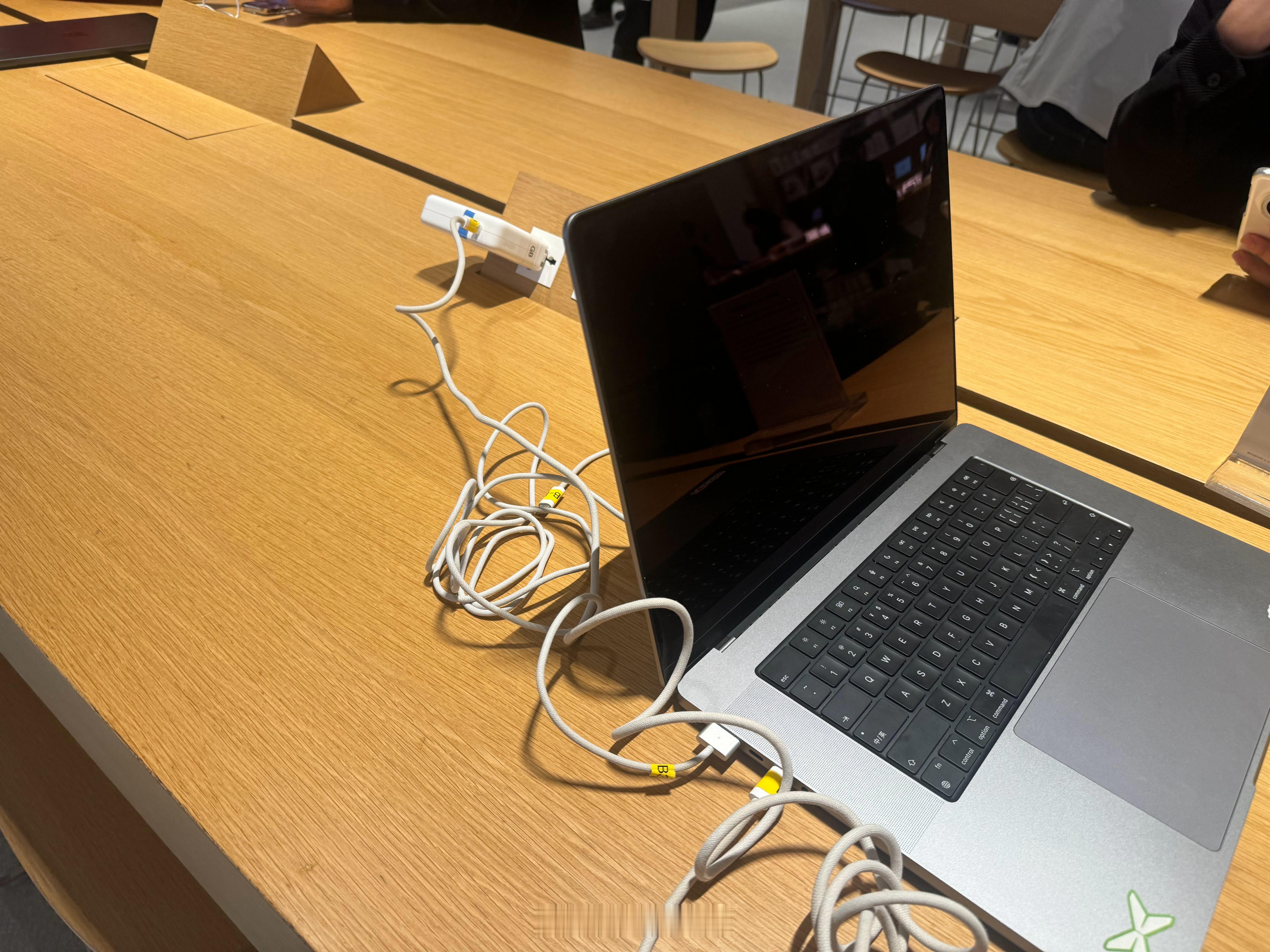 好家伙我的Mac做梦都没想到竟然被小强给毁了小强直接诈尸在机内把零部件腐蚀了电脑