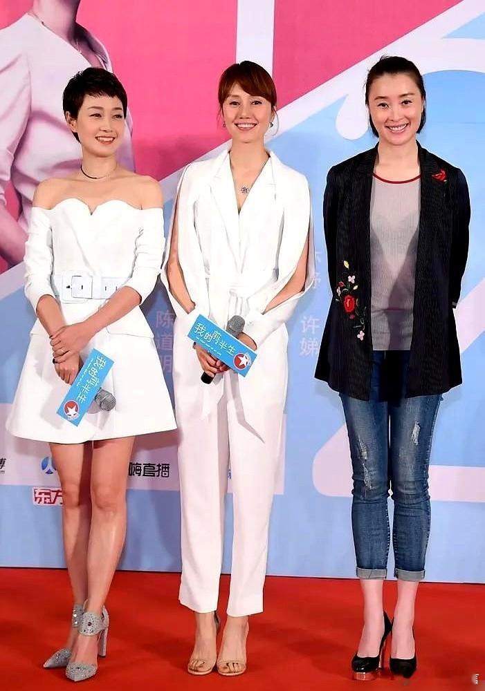 一张后台合影，炸出了内娱真正的“大女主”。没有C位之争，没有艳压通稿。袁泉、马