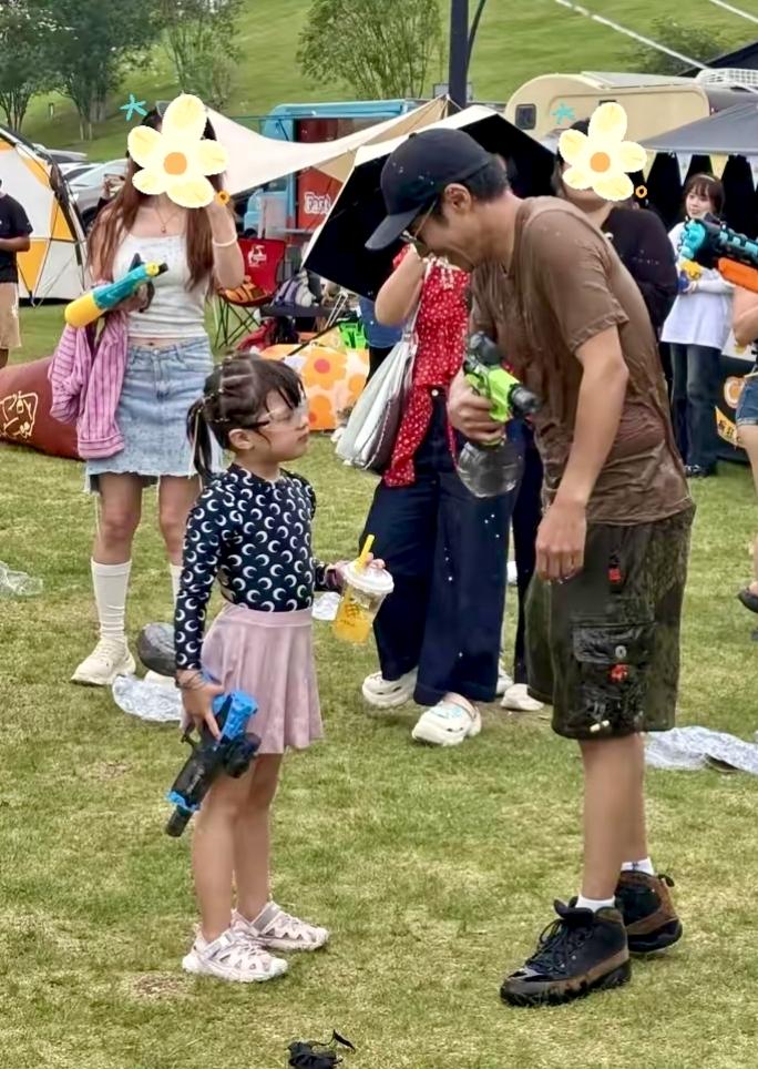 撒贝宁也是妥妥“女儿奴”呀。小公主往老爸面前一站，爸爸能笑成花，撒贝宁...