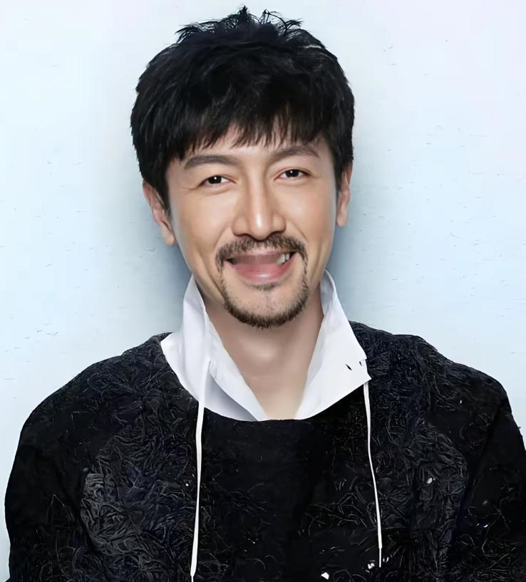 你发现没？跑娱乐圈的朋友悄悄跟我说一件事，张鲁一挺反常的——别人的饭局他几乎不去