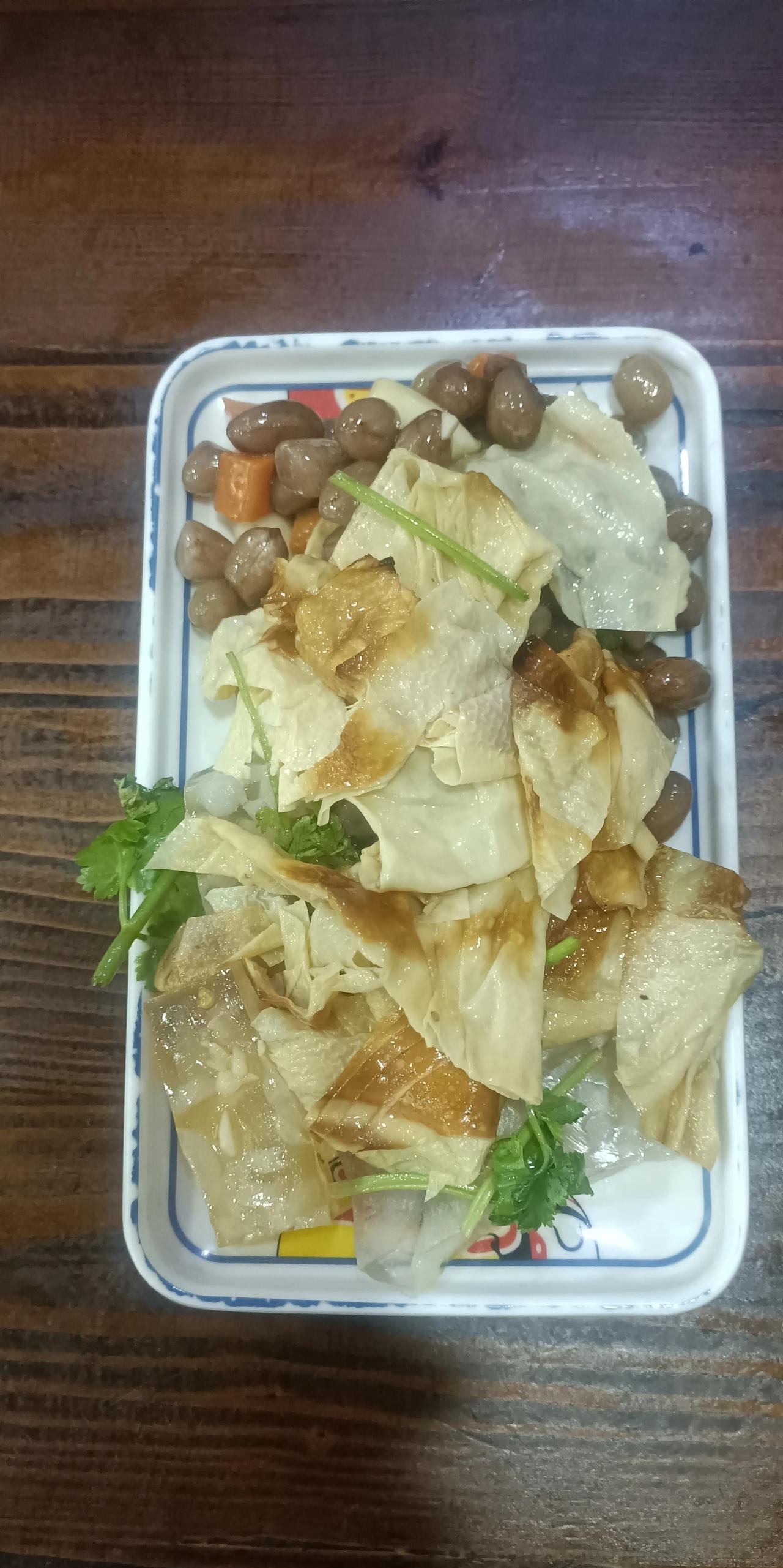 老两口不怕隐情但想知道真相老两口中老太太比老同事更加不信邪。当年她领养继子，担