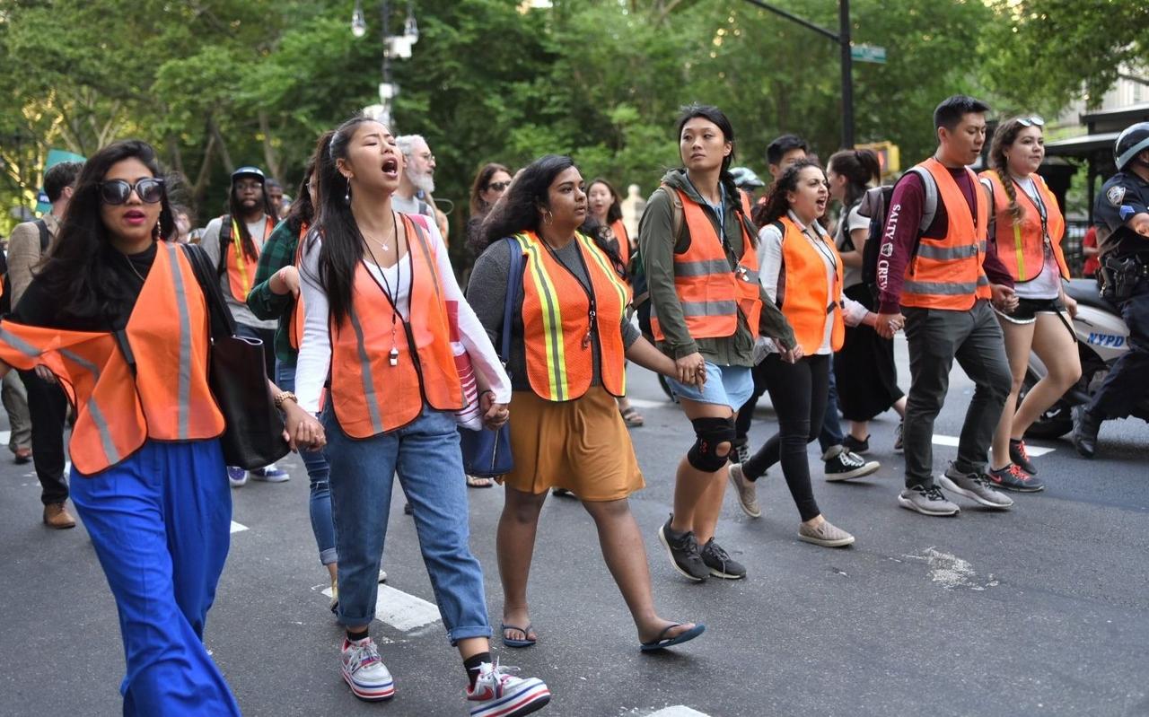 我们会发现，去了美国后的妆容，就像是没洗脸一样，脸上逐渐变得脏脏的。以前大家总认