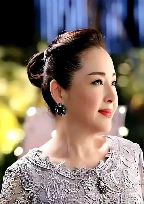 演员恬妞在26岁时，嫁给了印尼富豪，新婚夜，丈夫说：“其实我已经有了两个妻子，你