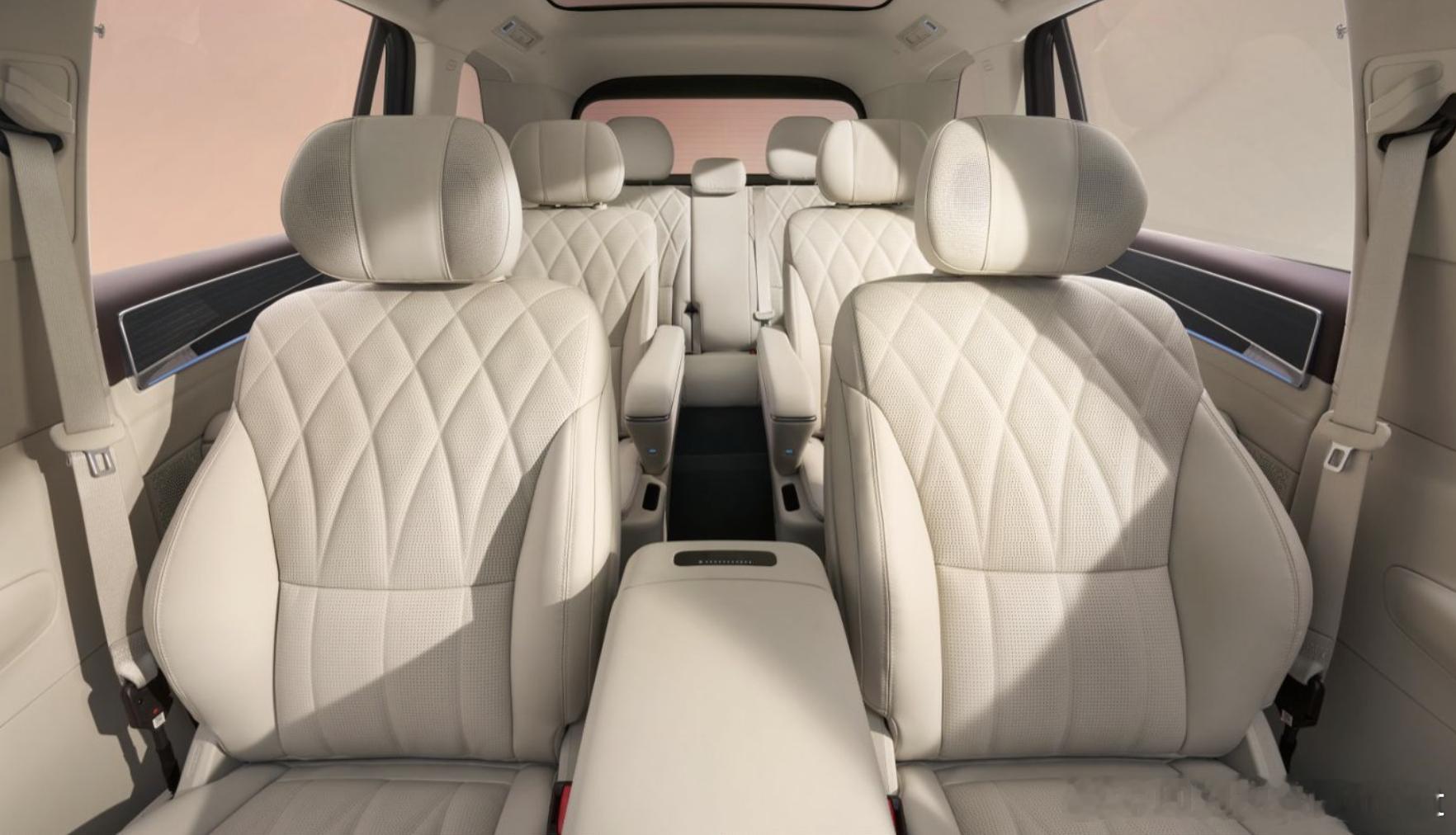 比亚迪王朝网旗下全新全尺寸旗舰SUV大唐正式开启全球预售，有以下亮点：1、共推