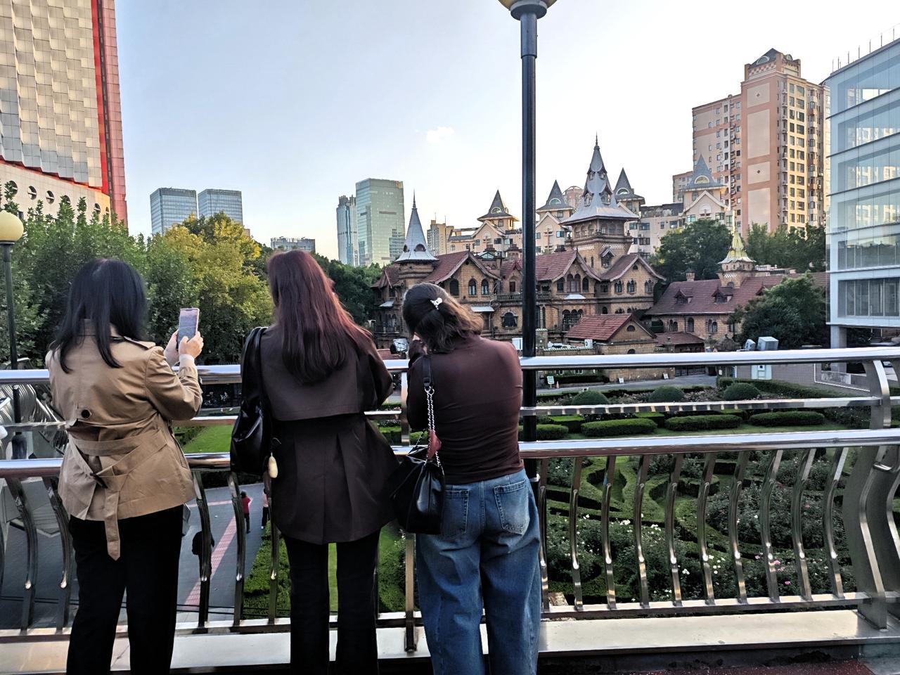 广州来上海出差，匆匆路过陕西南路，没想到在天桥上被一栋建筑震撼到挪不动脚！朋友说