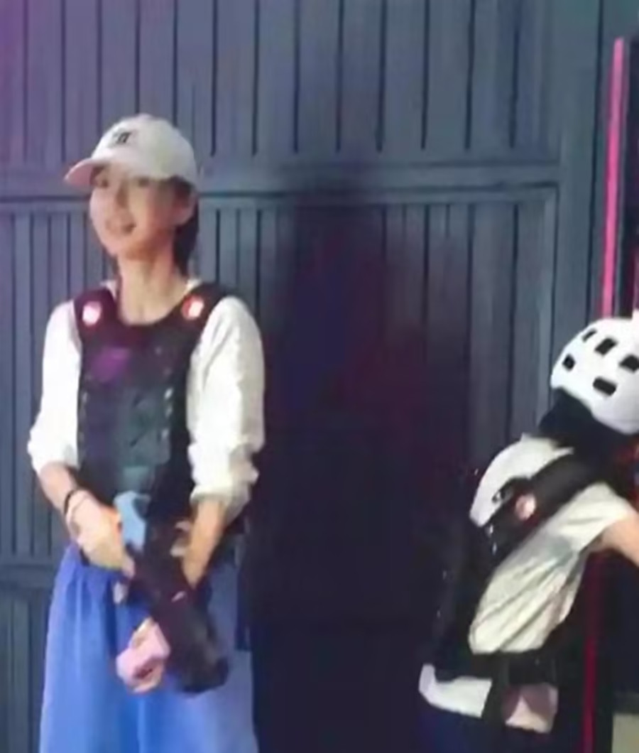 baby陪小海绵玩真人CS被偶遇，这身材太夸张，腿比小孩还细一圈