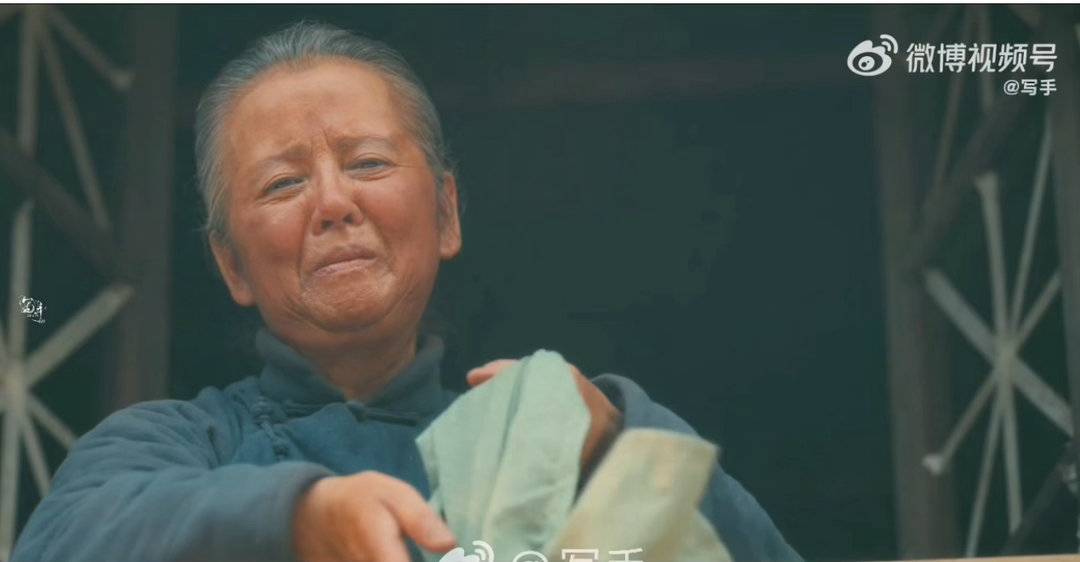 八千里路云和路里的小人物玉娇跪在废墟里求人那段太揪心了。怀里抱着刚出生的孩子，