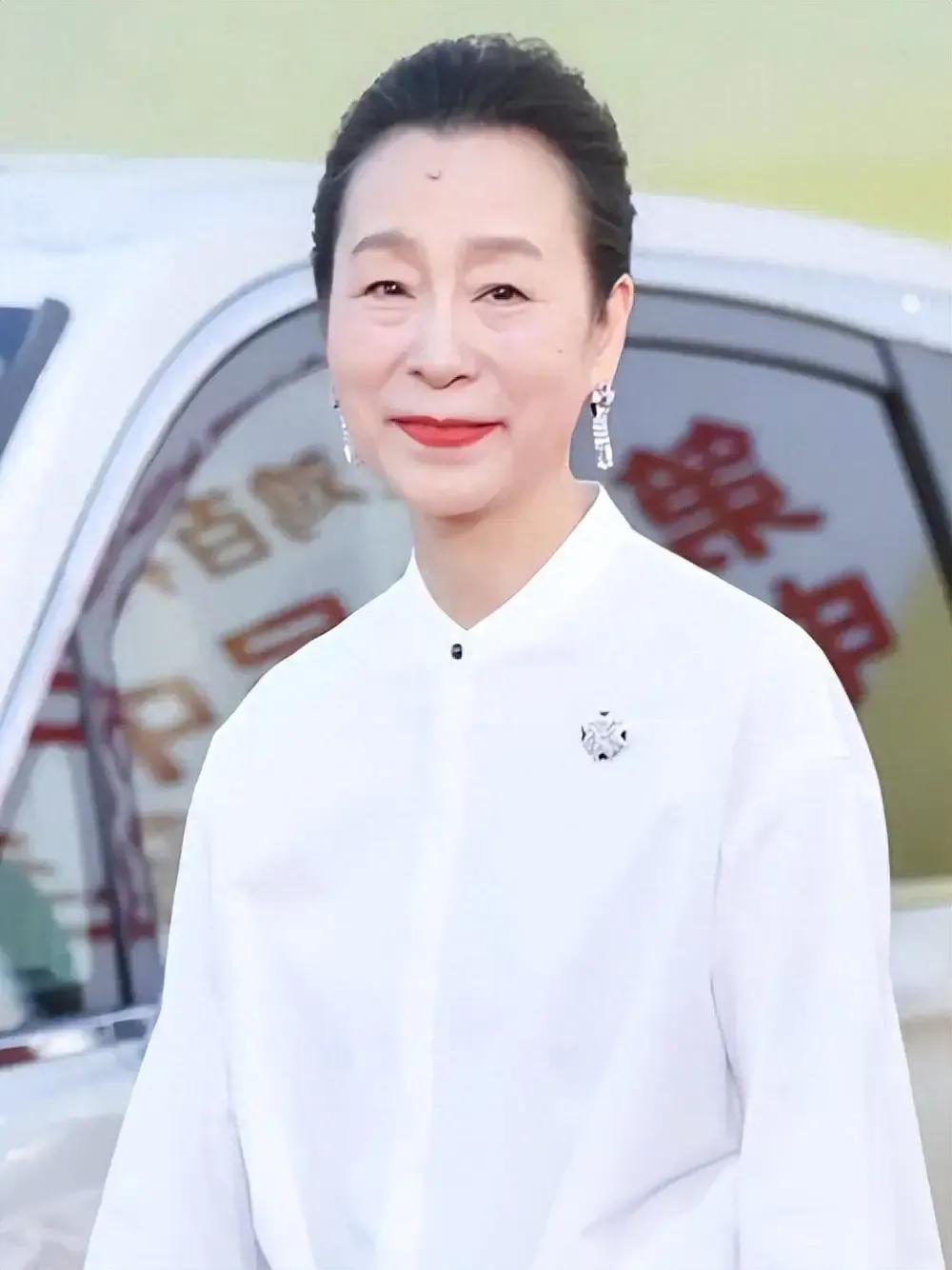 周野芒去美国进修，整整两年没见老婆奚美娟。归国回家时竟撞见妻子在坐月子，他什么也