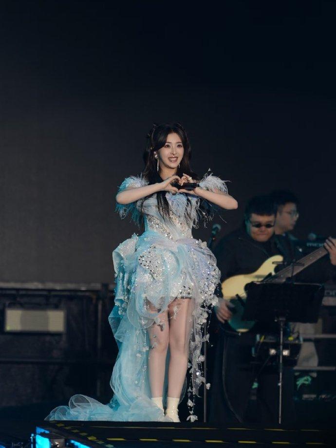 最近张含韵在南通献唱，她这次搭配的像个漂亮的公主，看上去好美。张含韵穿了一件