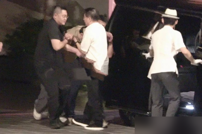 沈腾这回真喝大了，三个人架着往车里塞，人坐进去连眼皮都没抬一下。一个月前他还拿贾冰被偷拍的事砸挂，问