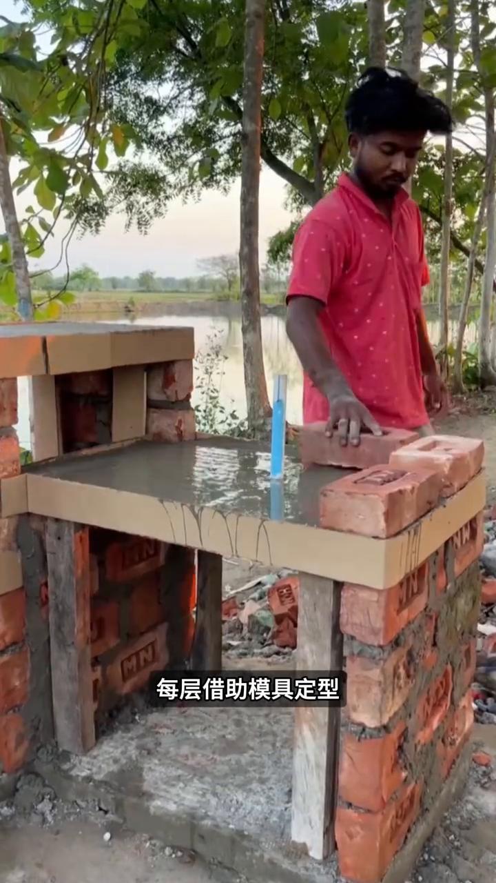 手工打造庭院。谁能想到男子不舍得买成品洗手池，就地取材用废旧油桶搭配普通红砖，