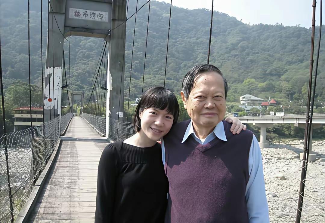 我同学问我,“为什么翁帆这么漂亮又年轻会嫁给杨振宁这个老头子??他们是真爱吗?”