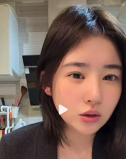 看到网络娱乐八卦“黄一鸣分手”的热搜，之前黄一鸣官宣恋情的时候，我就发文说过，黄