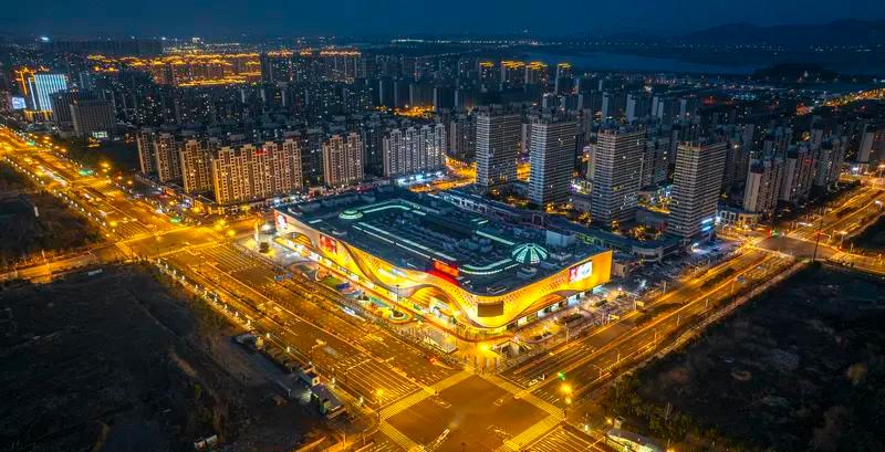 王健林的限高令解除了，万达没倒，但也没轻松。卖了48座广场回血200亿，听起来